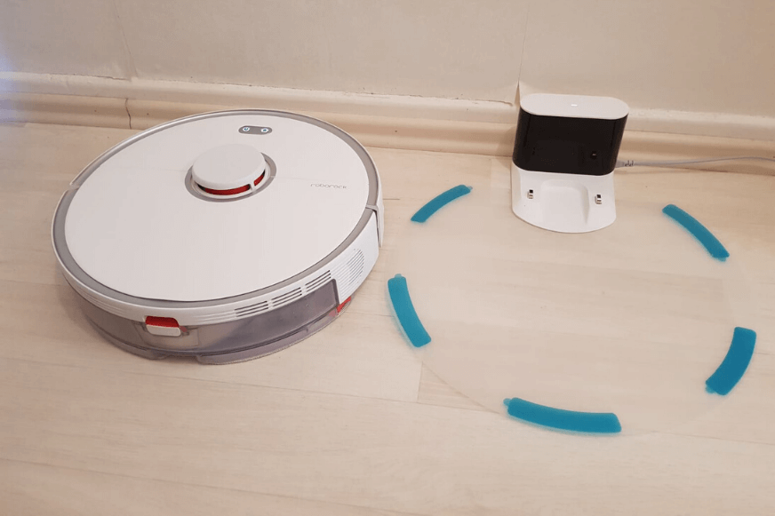 Зарядная станция Roborock S5 Max вместе с пластиковым основанием стоят на полу